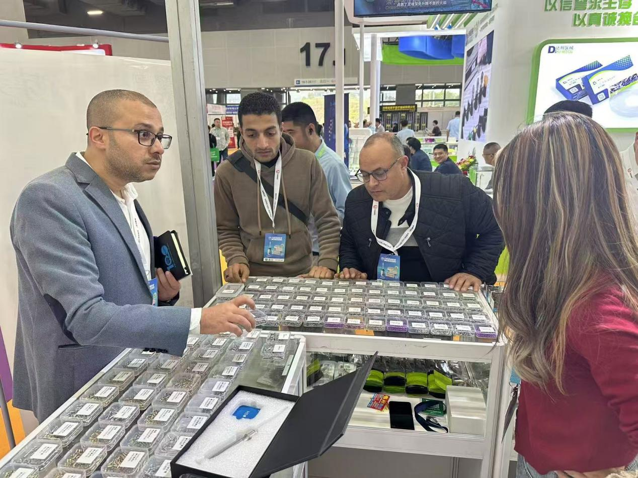 Yamei Medical халықаралық стоматологиялық көрмесінде жарқырайды, инновациялық имплант аксессуарларының үрдісі